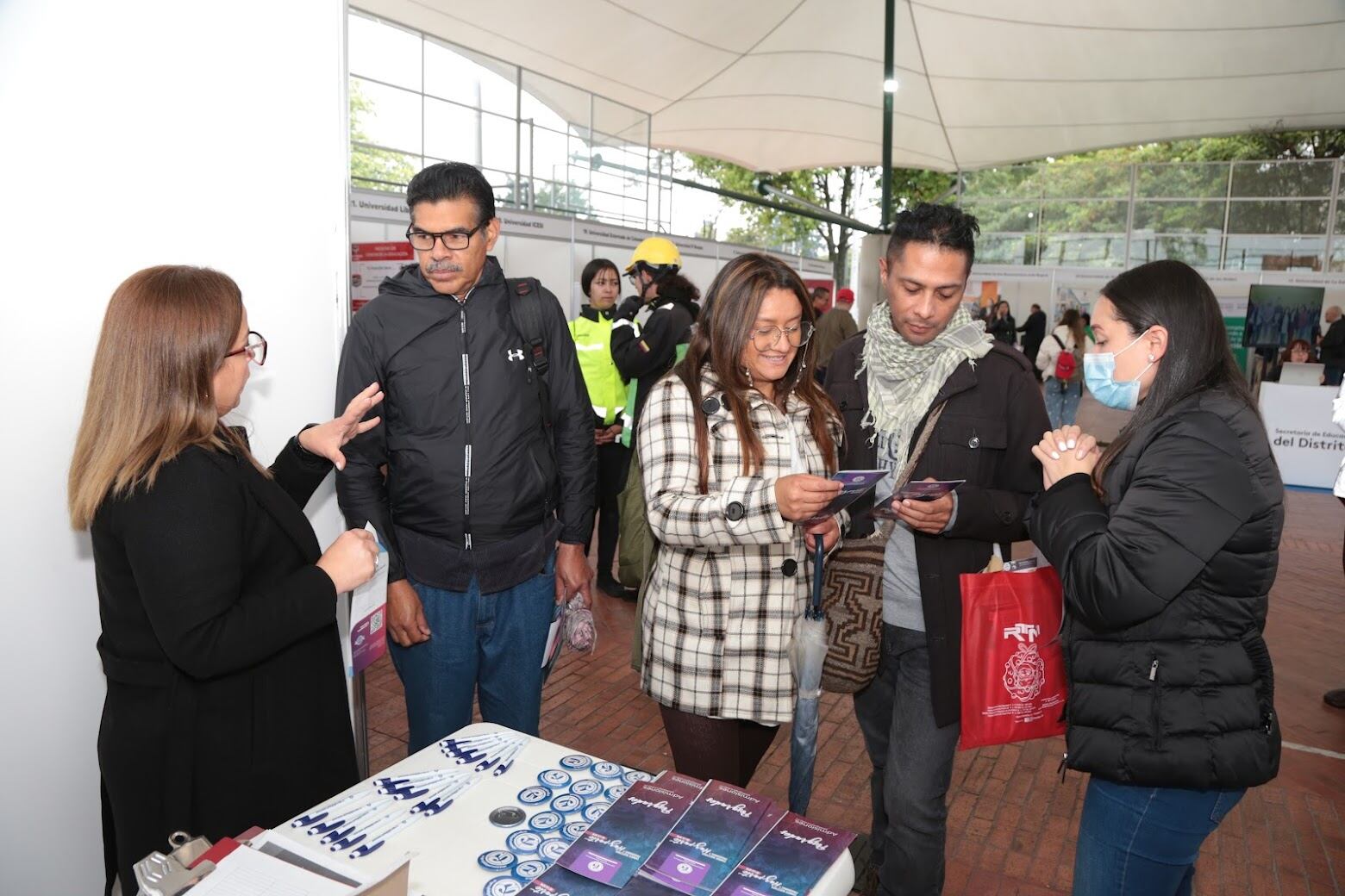 Como estrategia de lanzamiento, la Secretaría de Educación de Bogotá
realizó la feria Profes a la U.