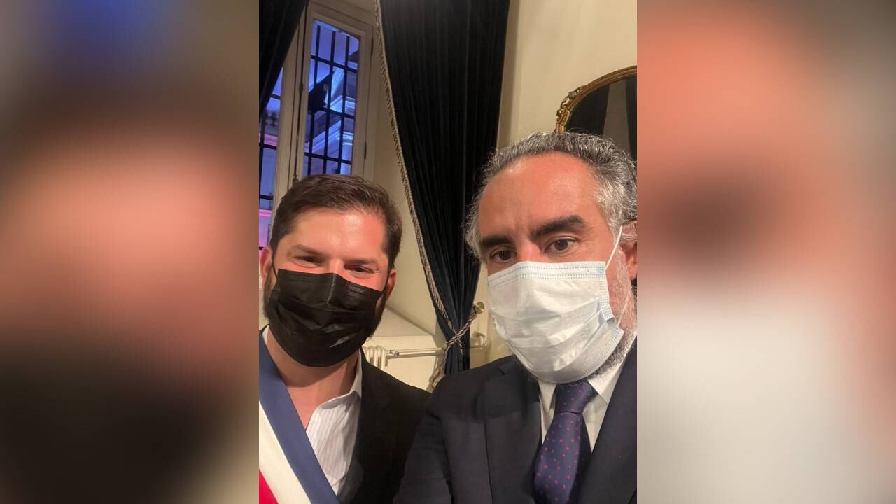 Armando Benedetti estuvo junto a Gustavo Petro en la posesión del presidente de Chile Gabriel Boric. Foto: campaña Gustavo Petro.