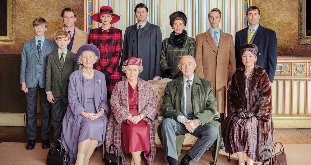  Debicki no está sola en su esfuerzo de seguir haciendo de este drama sobre la familia real, enmarcado en eventos sociales e históricos del cambiante del siglo XX, una experiencia que no suelta. Exceptuando pocos casos, el elenco es increíble. 