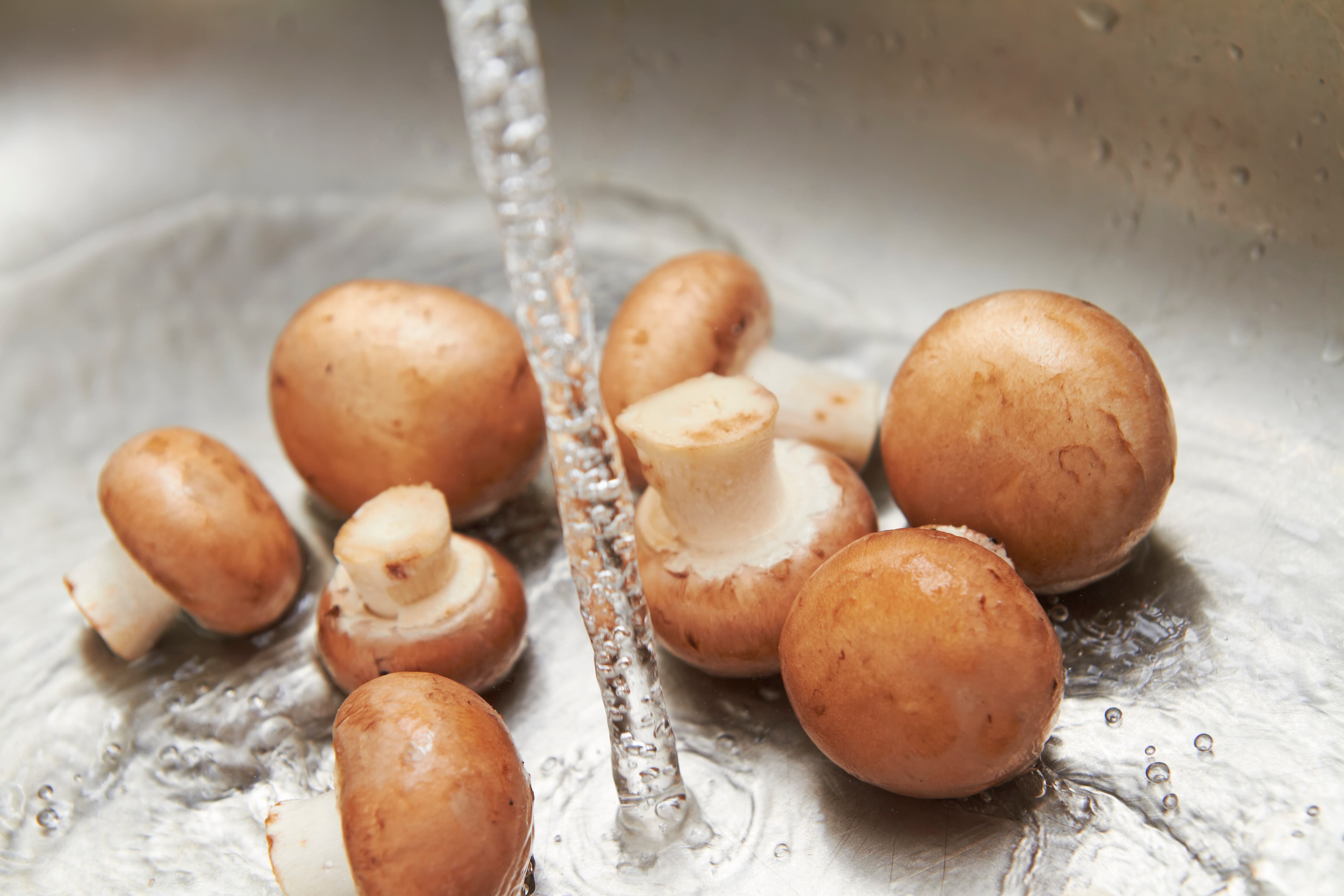 La importancia de lavar los champiñones antes de hacer alguna preparación.