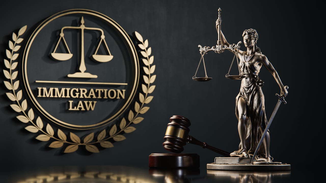 Agentes federales refuerzan la seguridad en Washington horas después del tiroteo que detonó la nueva ola de restricciones migratorias ordenadas por la administración Trump.