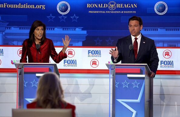 Siete aspirantes a la presidencia se enfrentaron en el segundo debate de las primarias republicanas, mientras el expresidente estadounidense Donald Trump, que actualmente enfrenta acusaciones en cuatro lugares, se negó nuevamente a participar. (Foto de Justin Sullivan/Getty Images)