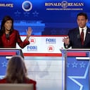 Los candidatos presidenciales republicanos, la ex embajadora ante la ONU, Nikki Haley, y el gobernador de Florida, Ron DeSantis, participan en el debate primario republicano de FOX Business en la Biblioteca Presidencial Ronald Reagan el 27 de septiembre de 2023 en Simi Valley, California. (Foto de Justin Sullivan/Getty Images)