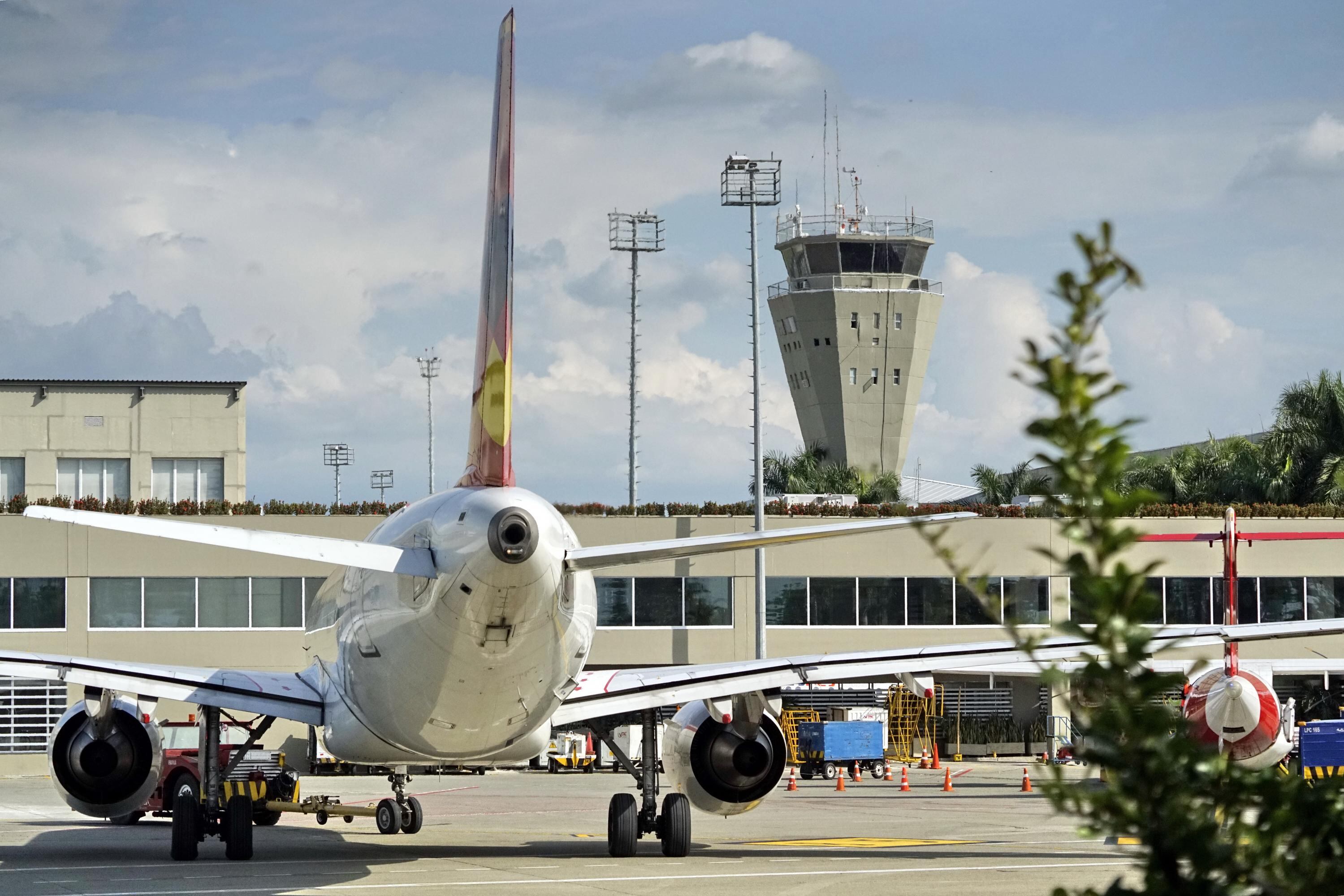 Trayectos nacionales de menos de dos horas y media en Francia tendrán que hacerse en tren, ya no se podrá en avión.