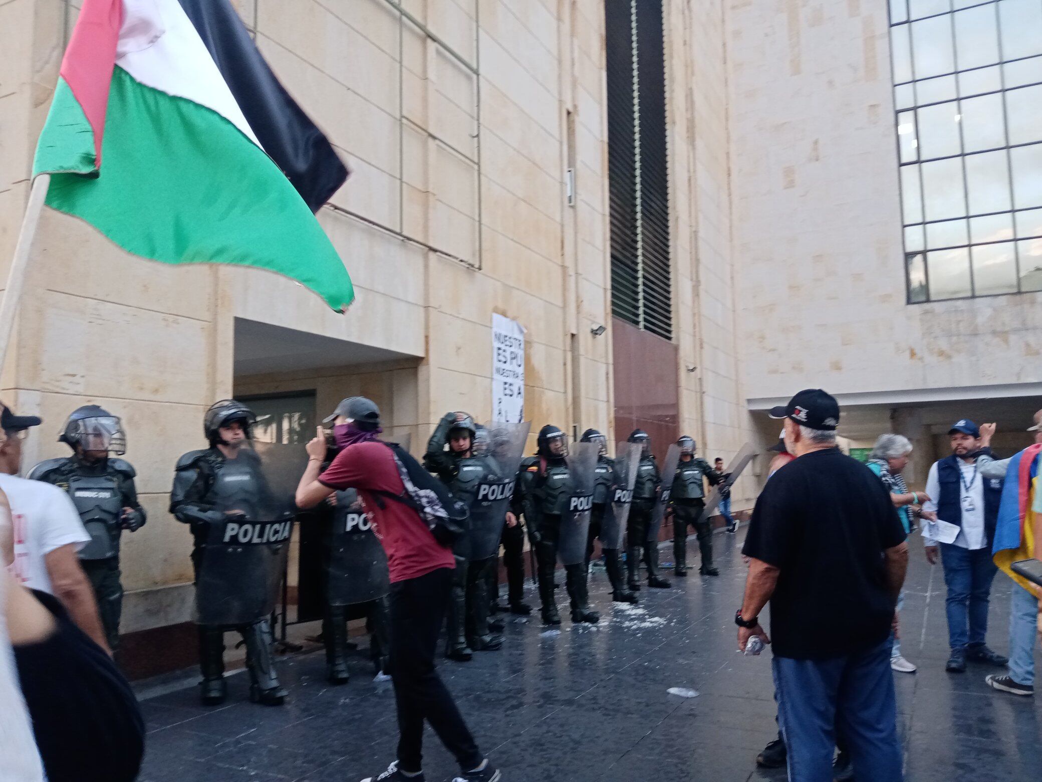 Los disturbios en Medellín no fueron los únicos del día. En Bucaramanga, un grupo de encapuchados vandalizó la fachada de la Alcaldía.