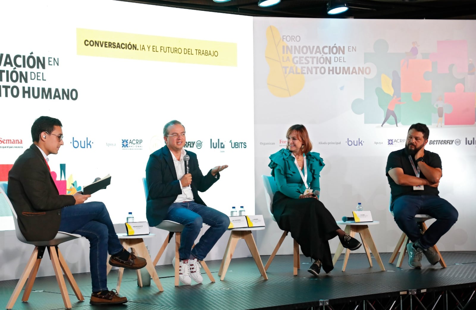 La conversación ‘IA y el futuro del trabajo’ estuvo compuesta por Santiago Grisales, head of product de Macondo; Santiago Pinzón, Vicepresidente de Transformación Digital de la Andi; Livi Betancur, vicepresidenta Talento Humano de Seguros y Servicios del Grupo Bolívar; y Tito Neira, Chief Data Strategy Officer de ADL Digital Lab.