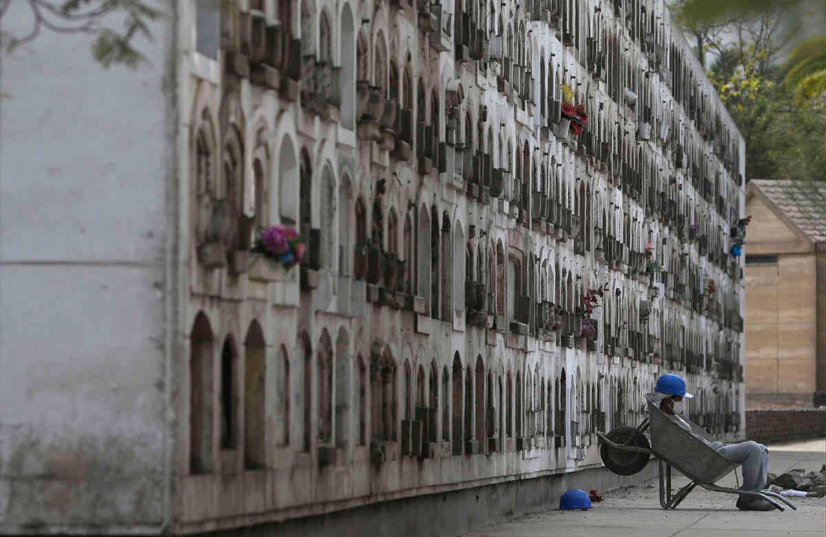Este trabajador necesitaba una pausa y la tomó en una carretilla, en el cementerio El Angel, antes del inicio de los entierros de las personas que han muerto por el coronavirus, en Lima, Perú. Imagen del 7 de mayo. Foto: Martin Mejía/ AP