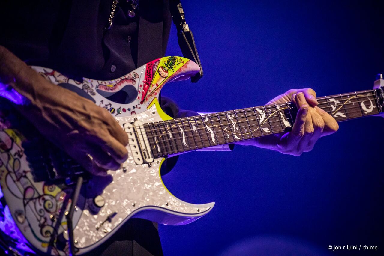 Vai hace de una canción como 'The Sheltering Sky' una experiencia valiosa, suya, y la gente lo adora.