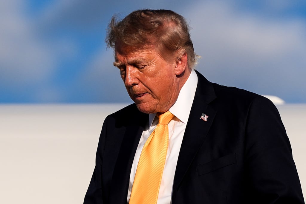 El presidente Donald Trump desciende del Air Force One en el aeropuerto de Morristown, el viernes 4 de septiembre de 2026, en Morristown, Nueva Jersey. (Foto AP/Julia Demaree Nikhinson)
