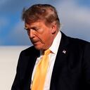 El presidente Donald Trump desciende del Air Force One en el aeropuerto de Morristown, el viernes 4 de septiembre de 2026, en Morristown, Nueva Jersey. (Foto AP/Julia Demaree Nikhinson)
