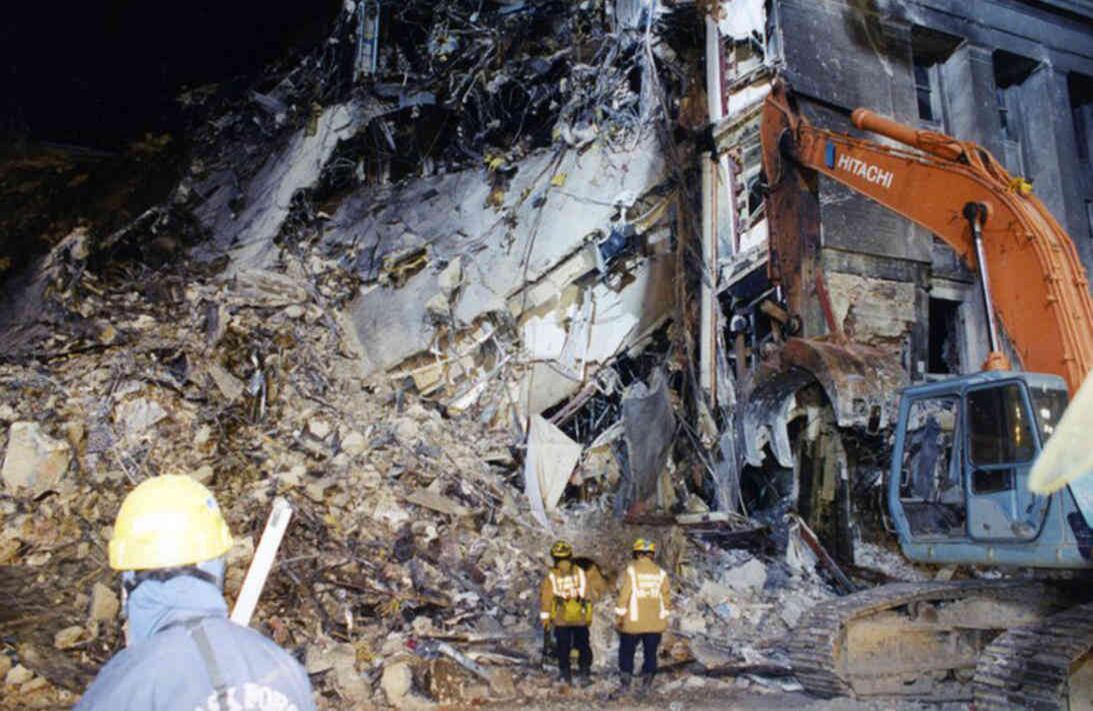 Parte del edificio totalmente derrumbada. Los pisos superiores del área afectada colapsaron, los bomberos habían sido evacuados. Foto: FBI