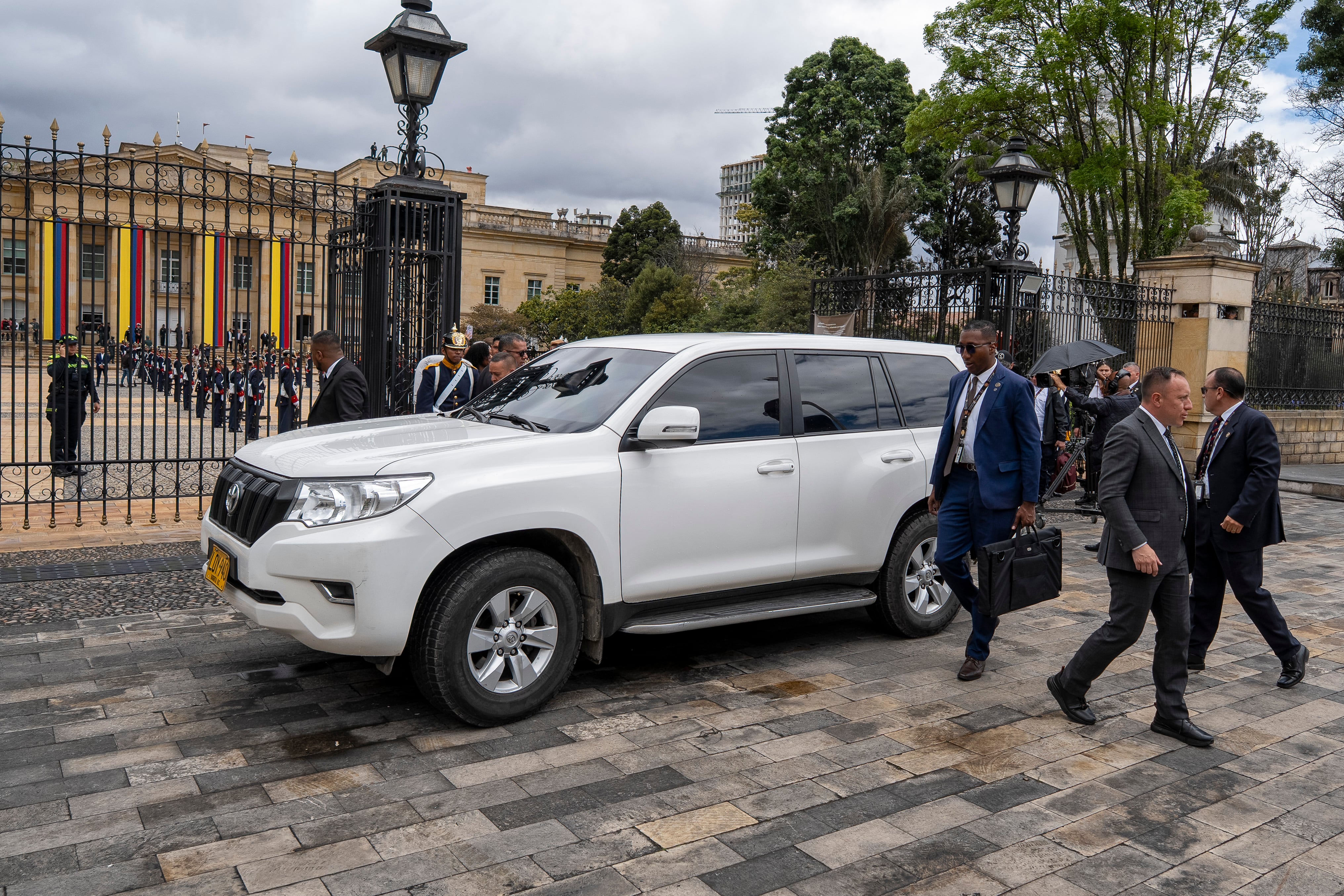 Gustavo Petro saliendo de la Casa de Nariño, en Bogotá, el 7 de agosto de 2026, en su último día como presidente de Colombia. Lo acompañaron sus hijos Antonella Petro Alcocer y Nicolás Alcocer Petro, así como parte de su saliente gabinete. Aquí, la camioneta que lo retiró