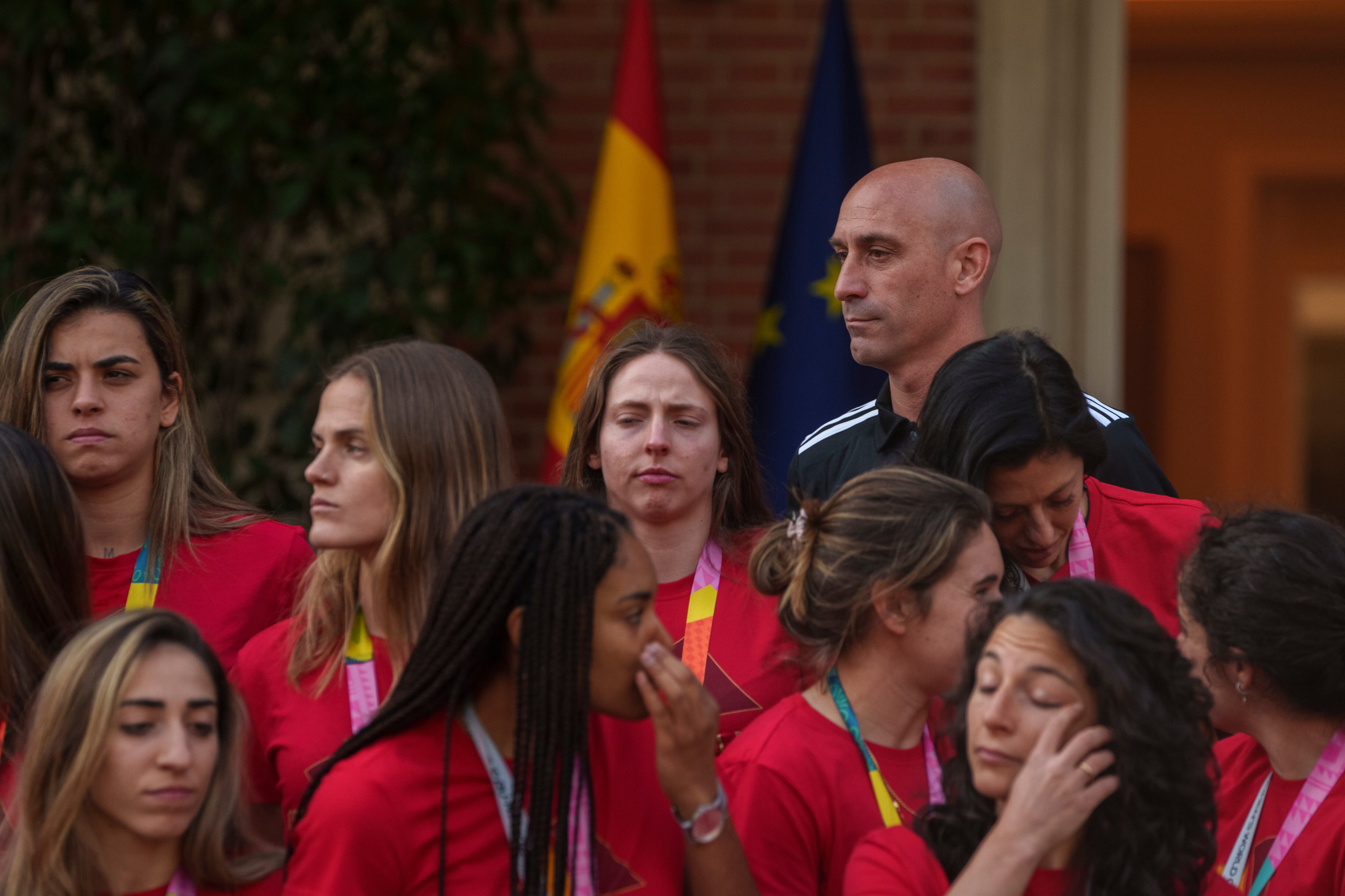 El presidente de la federación española de fútbol, Luis Rubiales (al fondo a la derecha) posa con las jugadoras de la selección de España que conquistó el Mundial femenino, en el Palacio de La Moncloa, el martes 22 de agosto de 2023, en Madrid. (AP Foto/Manu Fernández)