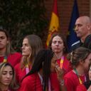 El presidente de la federación española de fútbol, Luis Rubiales (al fondo a la derecha) posa con las jugadoras de la selección de España que conquistó el Mundial femenino, en el Palacio de La Moncloa, el martes 22 de agosto de 2023, en Madrid. (AP Foto/Manu Fernández)