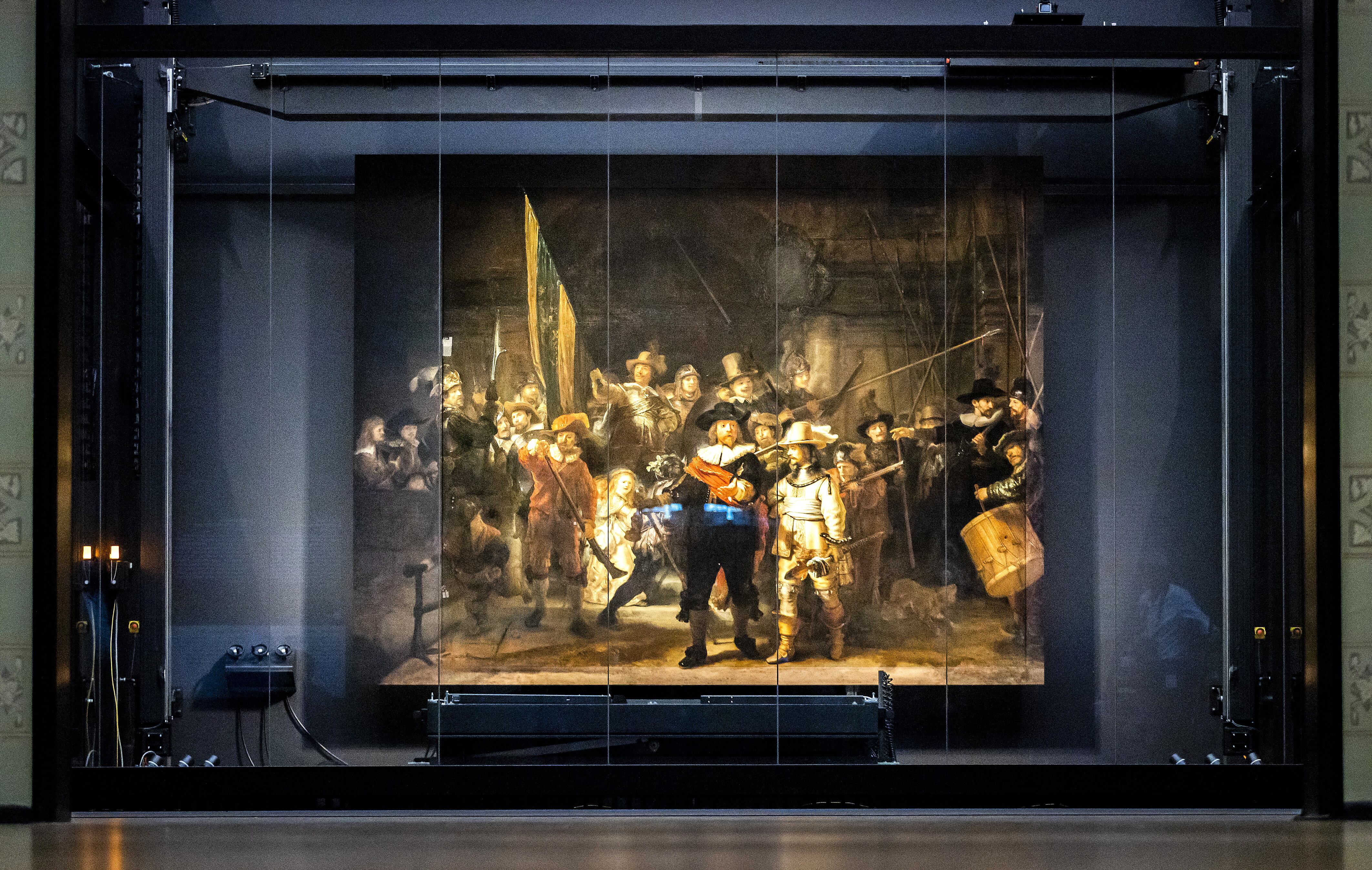 The remounted 1642 'Night Watch' is put in place at the Rijksmuseum Museum during 'Operation Night Watch',  the largest ever investigation into the painting by Dutch master Rembrandt in Amsterdam on June 22, 2021. - Using advanced technology the museum is able to determines how best to preserve the masterpiece for future generations. Foto de Remko de Waal / ANP / AFP).