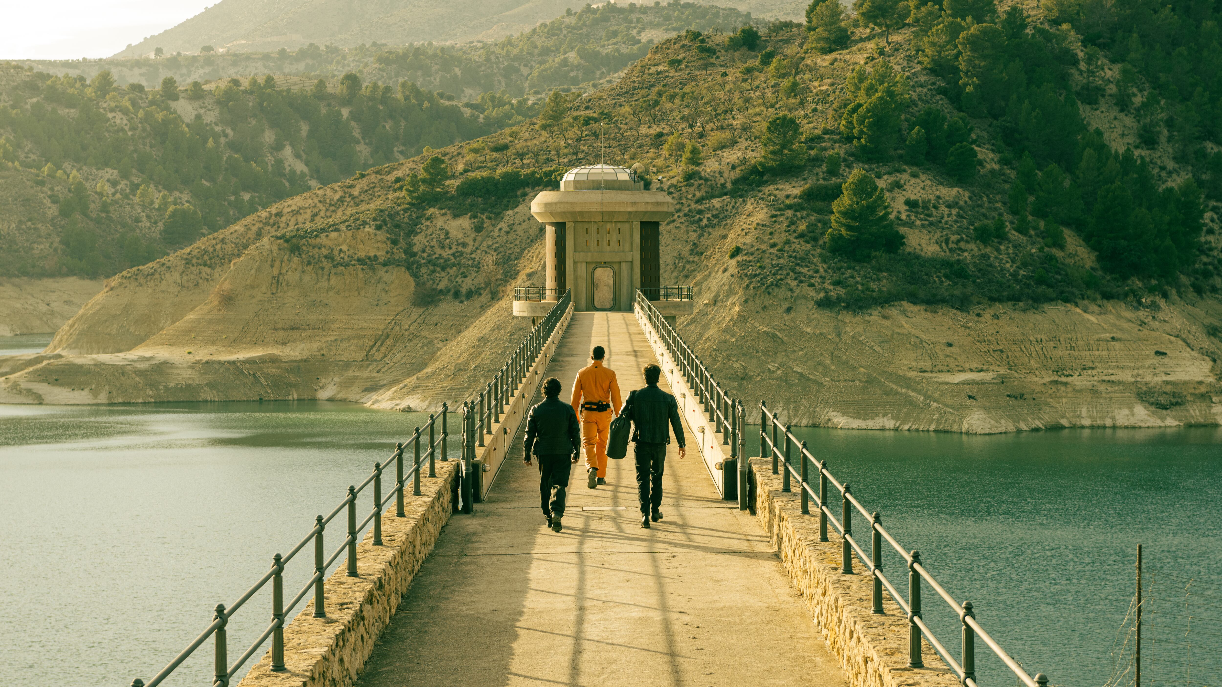 Carlos Santos es Rafa, Alvise Rigo es Luca y  Pau Simon es Max, en 'El refugio atómico'. Cr. Tamara Arranz/NETFLIX © 2024