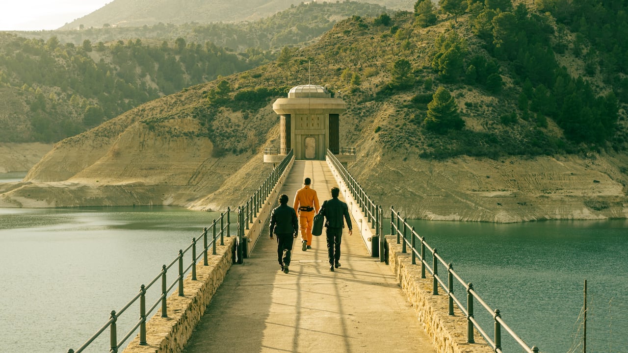 Carlos Santos es Rafa, Alvise Rigo es Luca y Pau Simon es Max, en 'El refugio atómico'. Cr. Tamara Arranz/NETFLIX © 2024