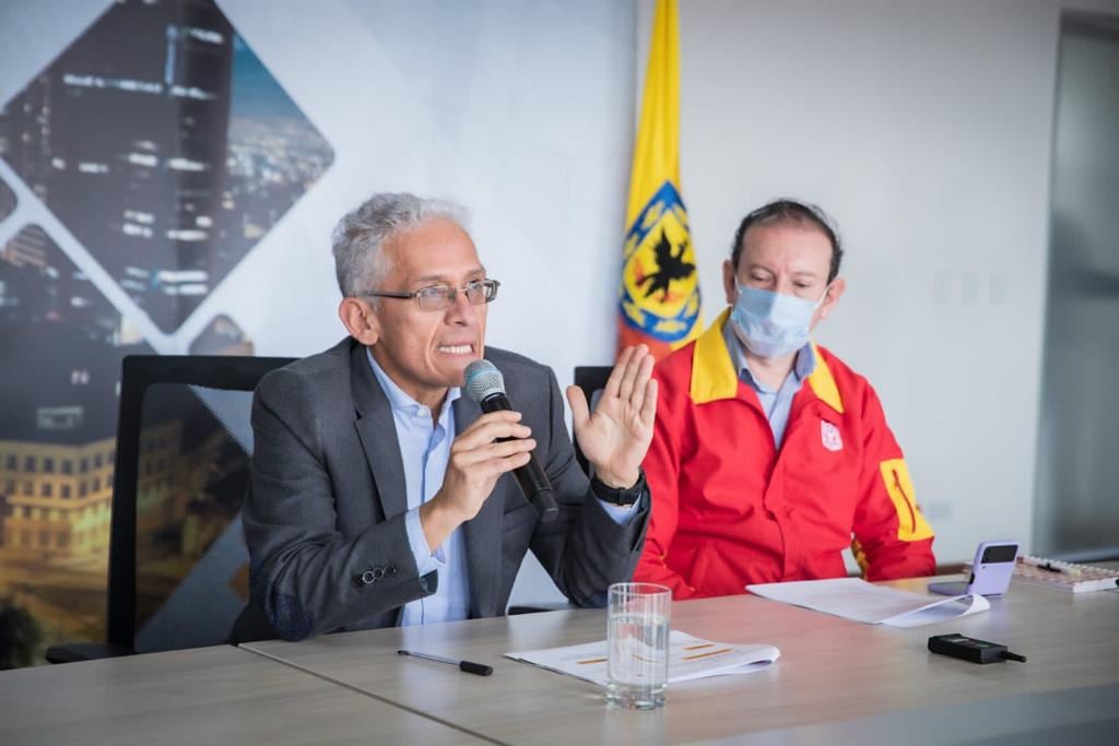 El secretario de Hacienda, Juan Mauricio Ramírez y el director de Impuestos de Bogotá, Orlando Valbuena, anunciaron un plan de atención para el pago de impuestos.