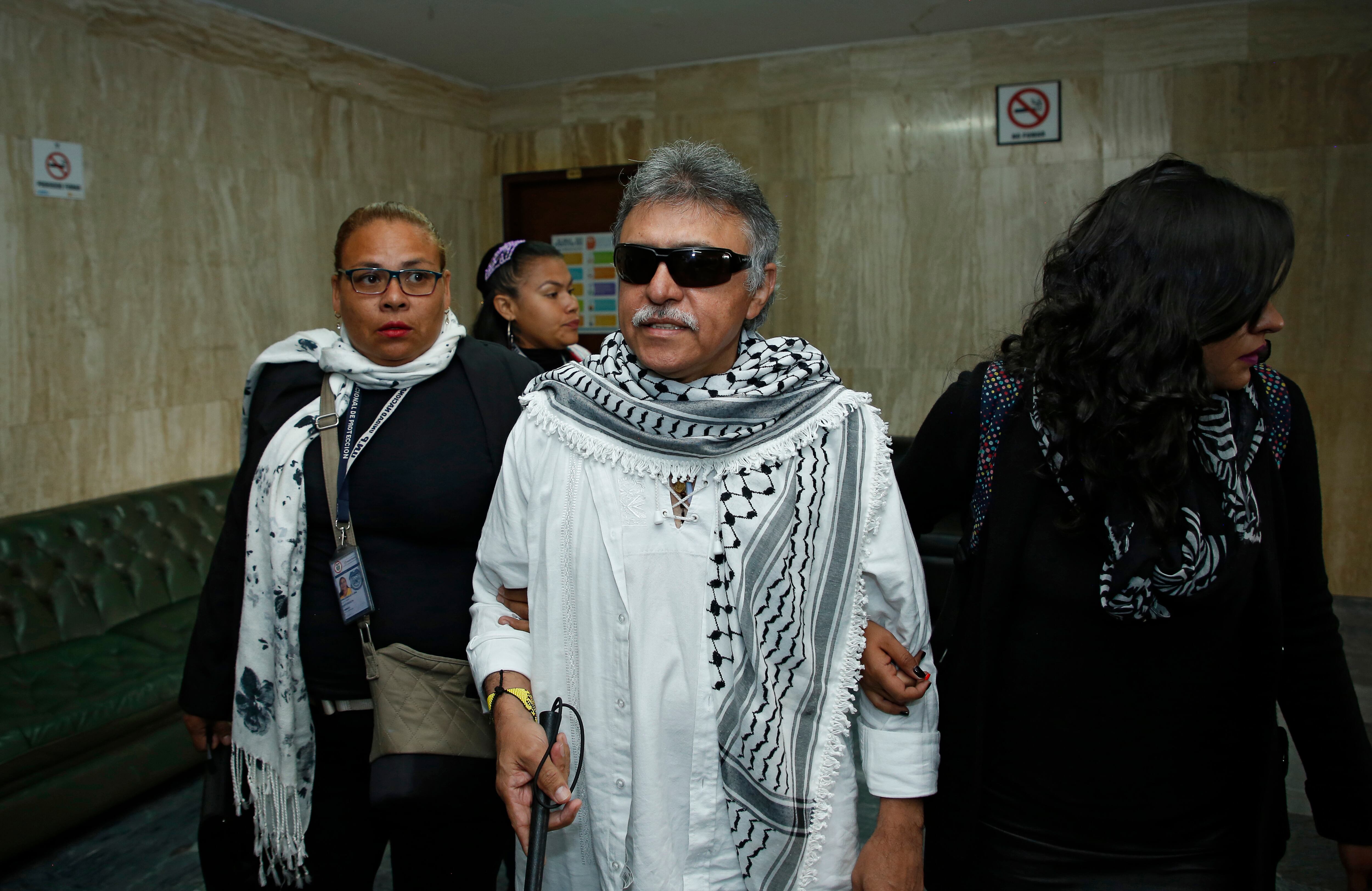 Zeuxis Pausias Hernández Solarte
 alias Jesús Santrich se notifico en la Corte Suprema de Justicia, el alto tribunal que lo está investigando por concierto para delinquir y por narcotráfico. Allí, sus abogados manifestaron la disposición de su defendido a comparecer en el proceso que se le sigue
Bogota junio 11 2019