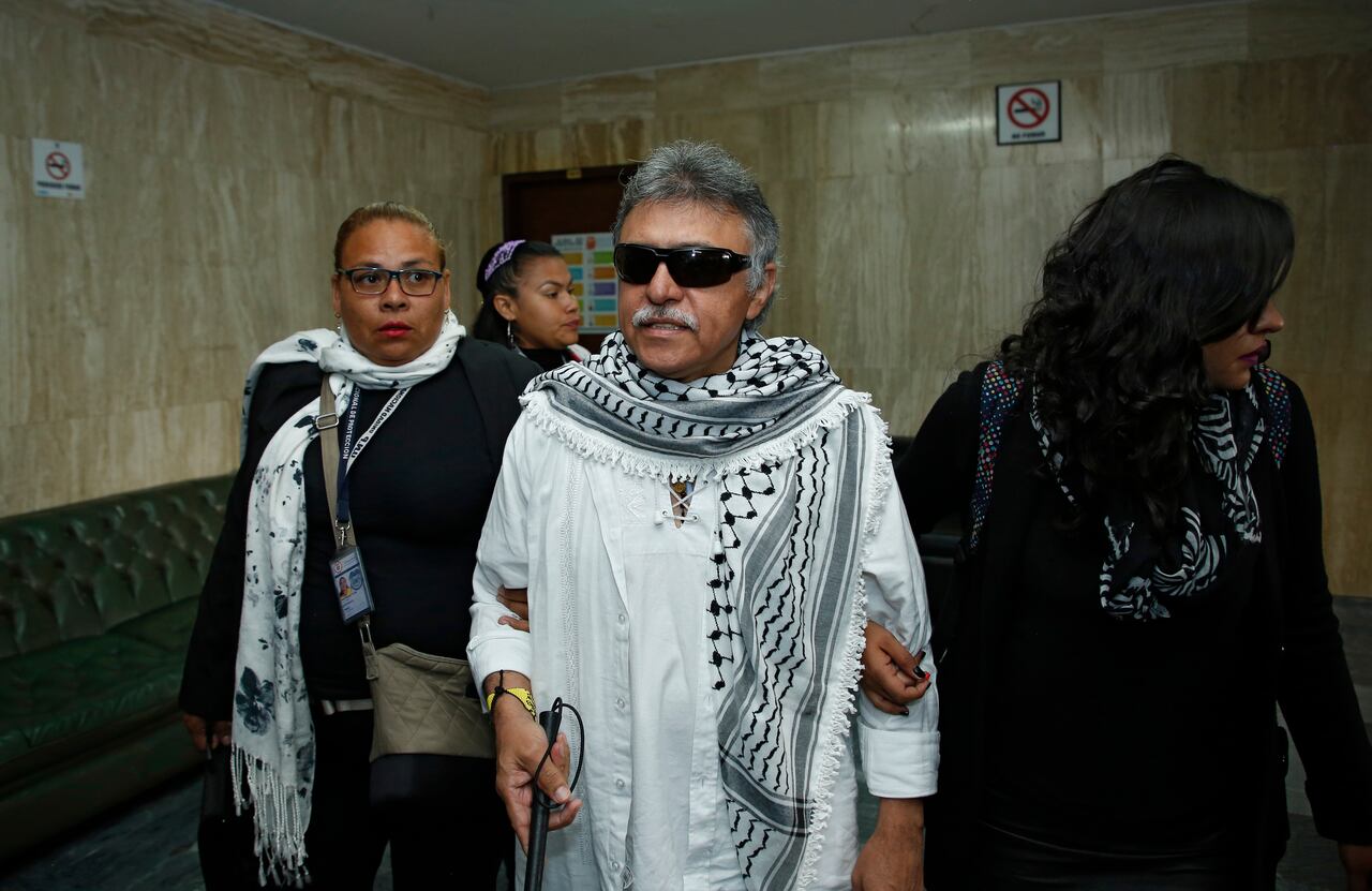 Zeuxis Pausias Hernández Solarte
alias Jesús Santrich se notifico en la Corte Suprema de Justicia, el alto tribunal que lo está investigando por concierto para delinquir y por narcotráfico. Allí, sus abogados manifestaron la disposición de su defendido a comparecer en el proceso que se le sigue
Bogota junio 11 2019