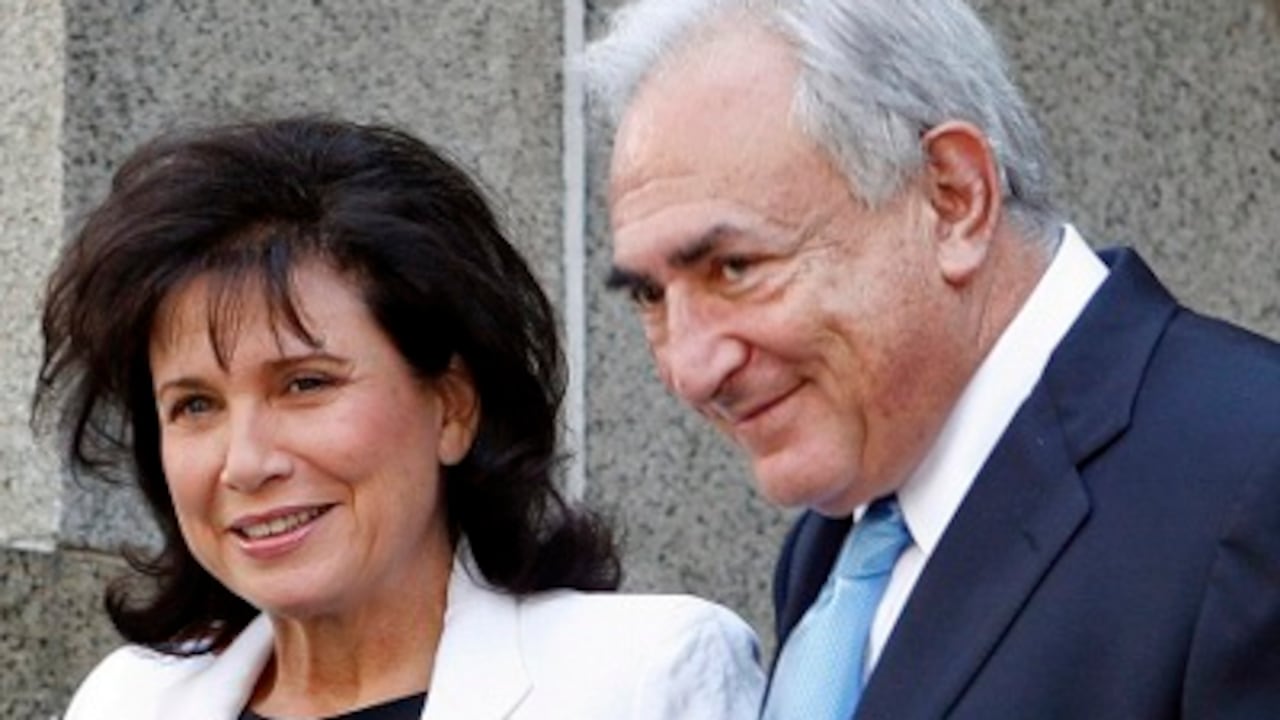 Ante el revés en el caso, Strauss-Kahn abandonó la audiencia con una sonrisa en la boca.