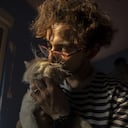 Se ve a un hombre acariciando a un gato en el hotel que ofrece varios servicios como cuidado personal y alojamiento para perros y gatos en Erbil, Irak, el 18 de octubre de 2022. (Foto de Ahsan Mohammed Ahmed/Agencia Anadolu a través de Getty Images)