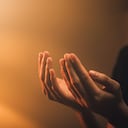 Orar es para los creyentes una forma de fortalecerse en la fe.