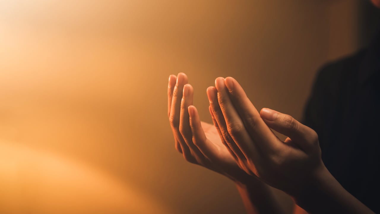 Orar es para los creyentes una forma de fortalecerse en la fe.