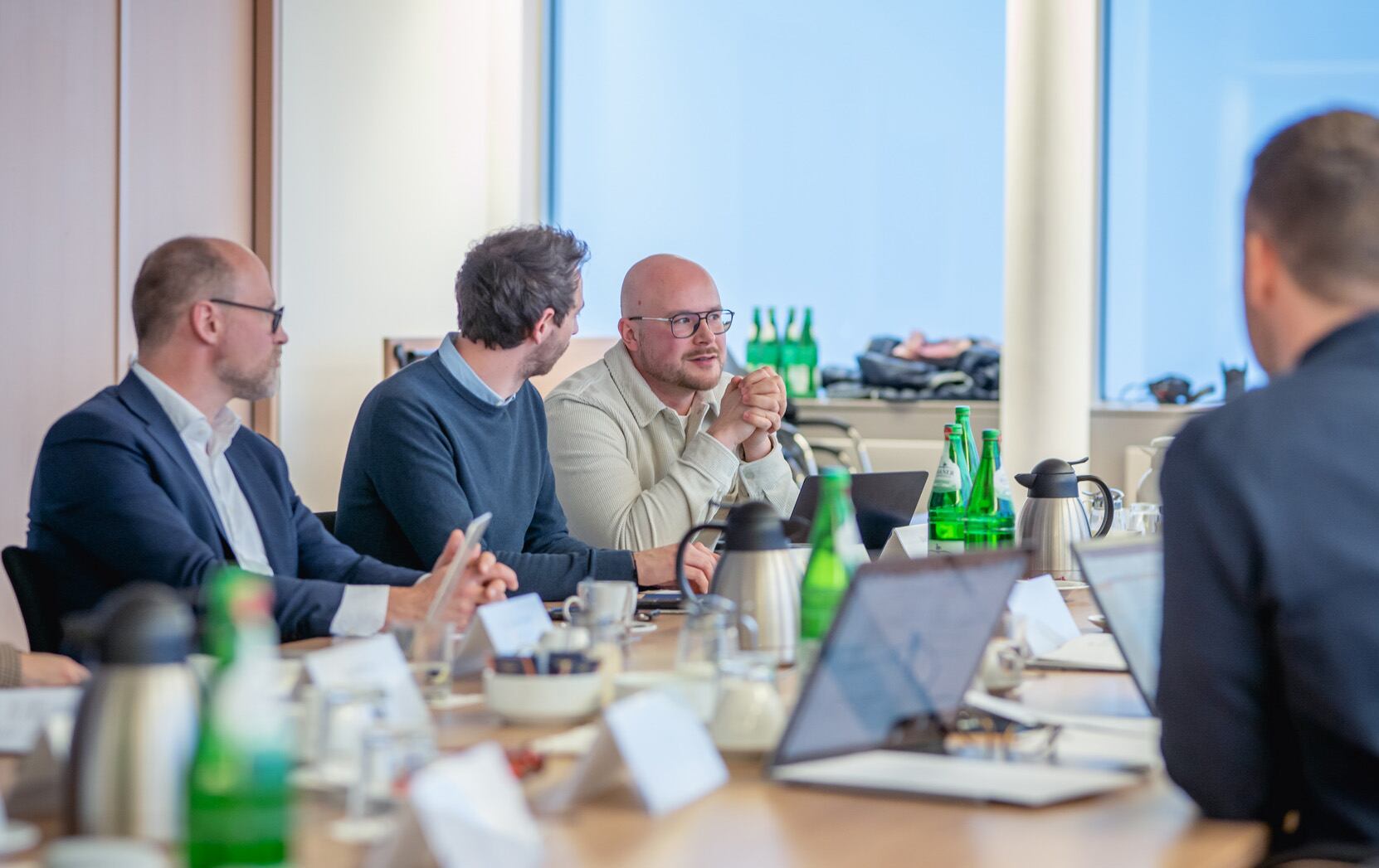 Juntos, exploraron cómo abordar desafíos clave como los largos procesos de aprobación, la infraestructura insuficiente y la necesidad de financiación específica para escalar las tecnologías químicas.