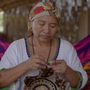 Más de 1.000 piezas elaboradas por 184 artesanos, de 17 oficios tradicionales, se encuentran exhibidas en la plataforma artesaniasdecolombiatienda.com.co.
La participación de los artesanos es gratuita y reciben en su totalidad los ingresos que generan. No existe intermediación