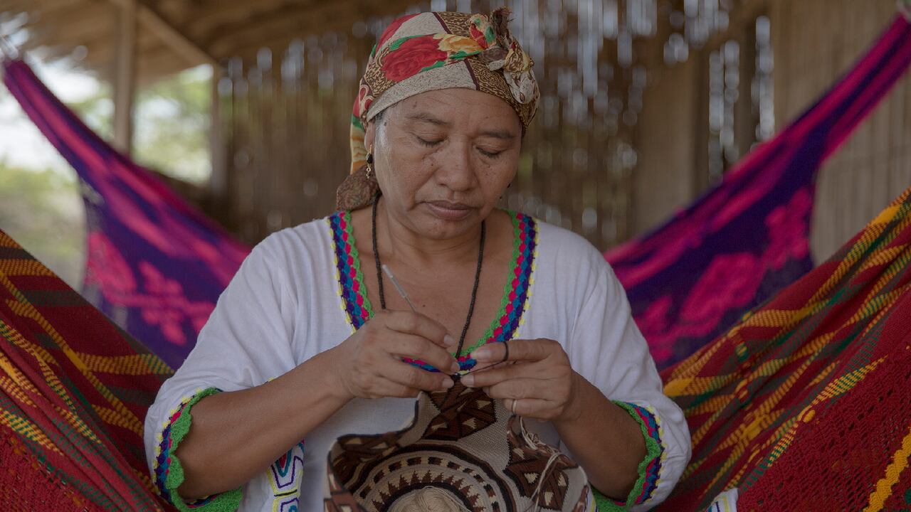 Más de 1.000 piezas elaboradas por 184 artesanos, de 17 oficios tradicionales, se encuentran exhibidas en la plataforma artesaniasdecolombiatienda.com.co. La participación de los artesanos es gratuita y reciben en su totalidad los ingresos que generan. No existe intermediación