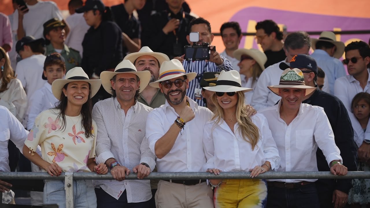 Abelardo De La Espriella fue recibido en la Feria de las Flores, en Medellín.