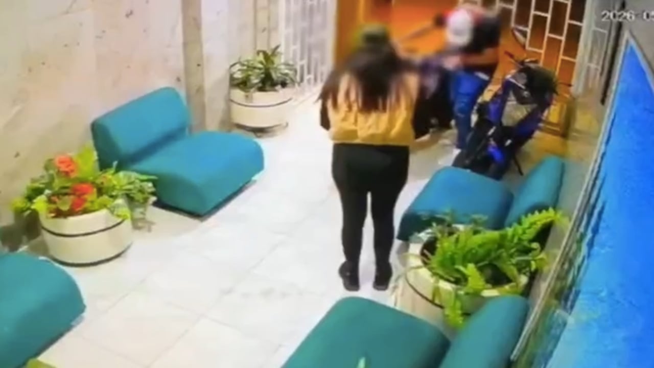 El presunto ladrón escondiendo la moto en un hotel en Bogotá.