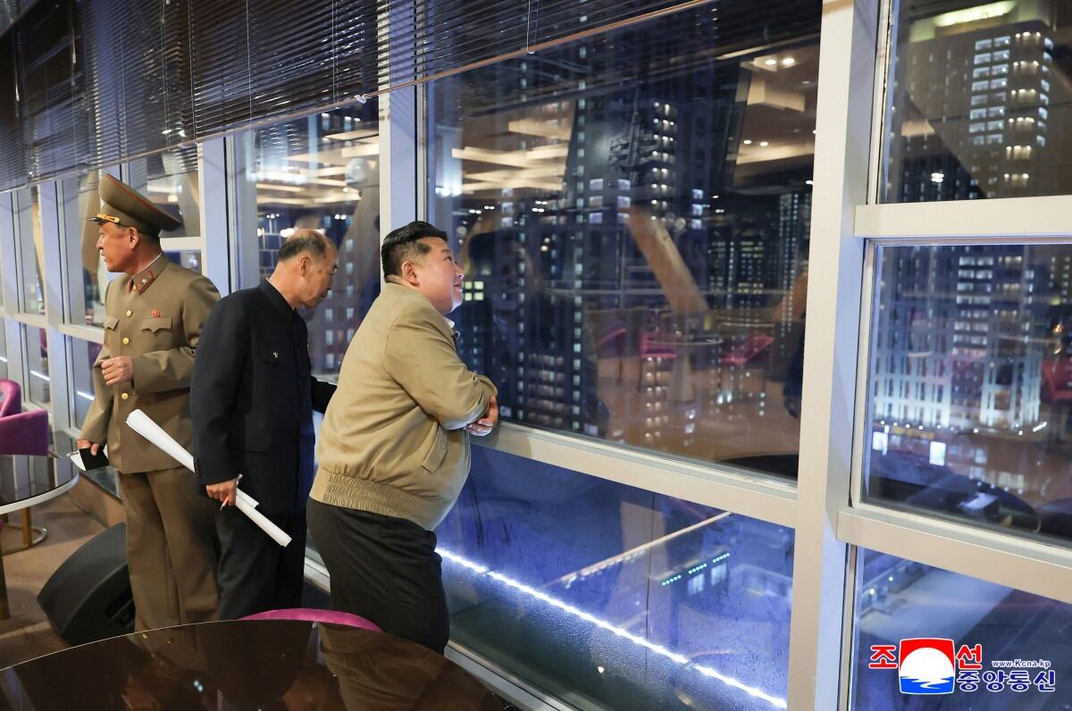 Esta fotografía tomada el 3 de abril de 2025 y publicada por la Agencia Central de Noticias Coreana (KCNA) oficial de Corea del Norte el 4 de abril de 2025 muestra al líder norcoreano Kim Jong Un (R) inspeccionando los preparativos para operar importantes instalaciones de servicios construidas en la sección de la tercera etapa del área de Hwasong en Pyongyang. (Foto de KCNA VIA KNS / AFP)