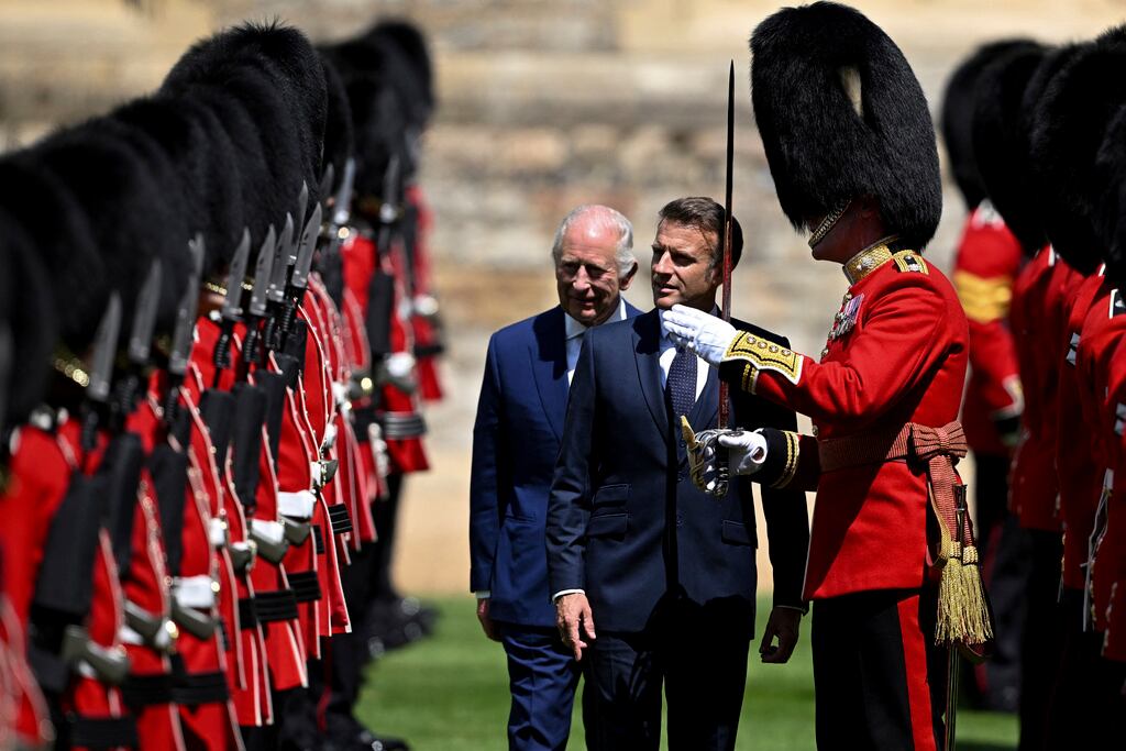 El rey Carlos III de Gran Bretaña (izquierda) y el presidente francés, Emmanuel Macron, pasan revista a la Guardia de Honor en el Castillo de Windsor