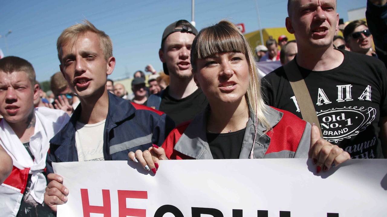 Los resultados dieron la victoria otra vez a Lukashenko, pero las denuncias de fraude electoral se hicieron crecientes y miles de personas comenzaron a salir a las calles de la capital y otras ciudades.
