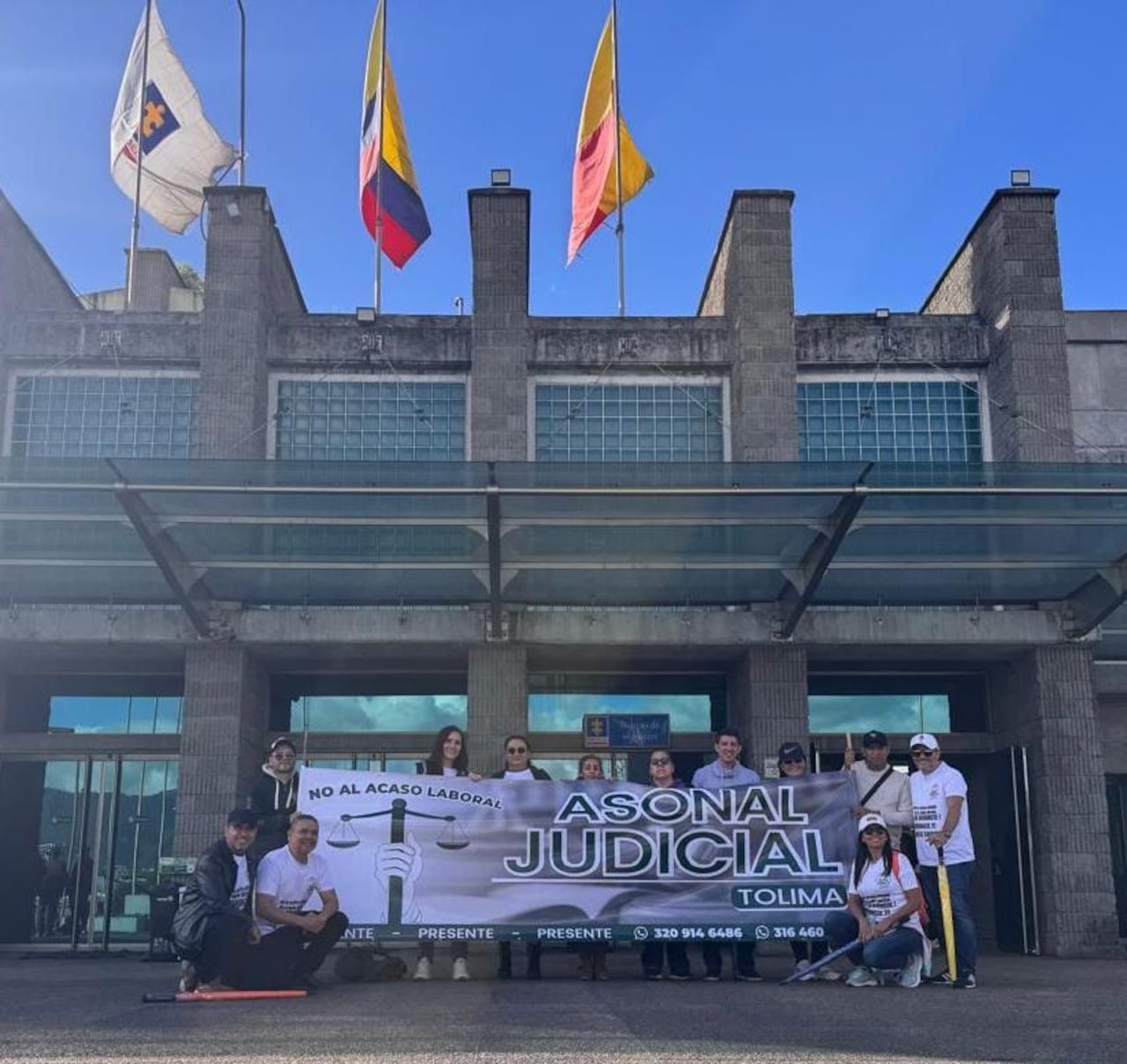 Trabajadores de la Fiscalía hicieron un plantón frente al búnker tras las recientes decisiones de la fiscal Camargo