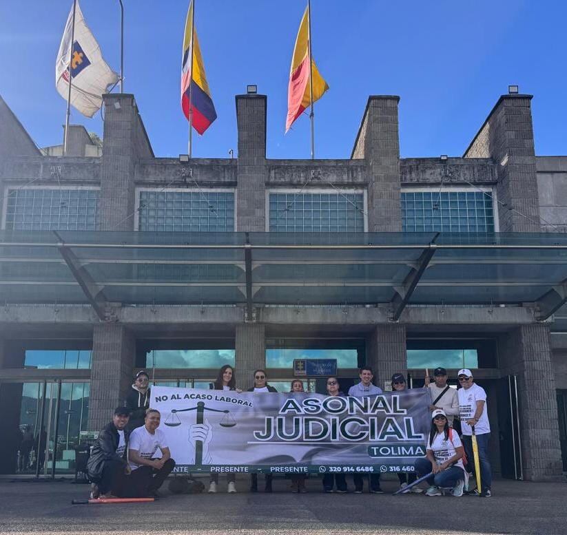 Trabajadores de la Fiscalía hicieron un plantón frente al búnker tras las recientes decisiones de la fiscal Camargo