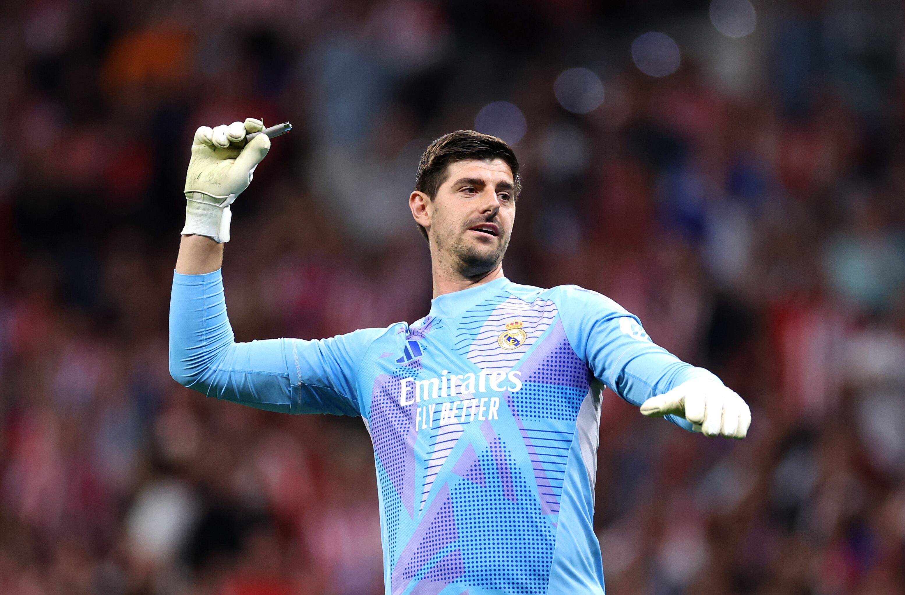 Thibaut Courtois avisó al central sobre el lanzamiento de encendedores.
