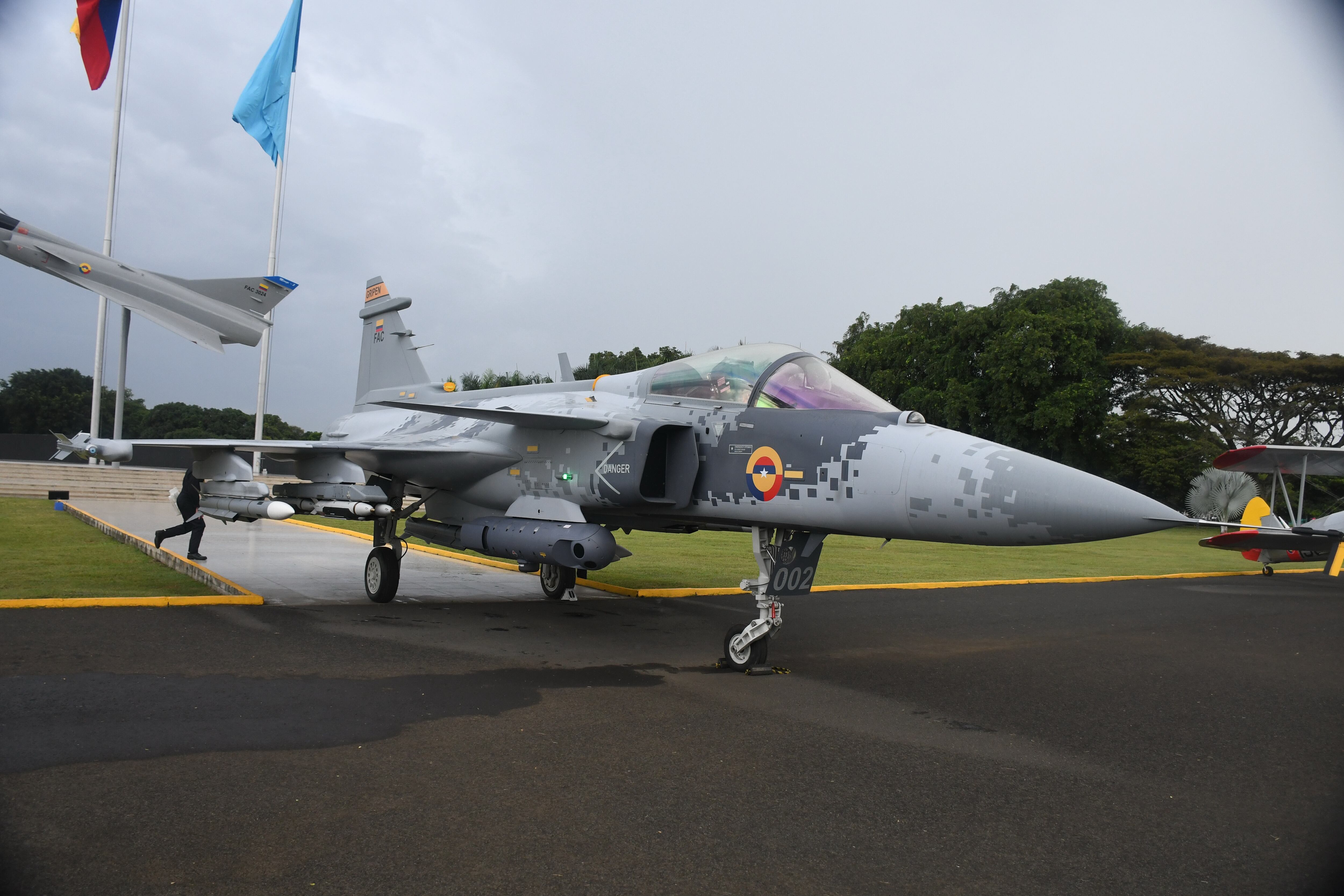 Fuerza Area 106 años, Gustavo Petro firma compra  nuevos aviones Gripen. suecos.