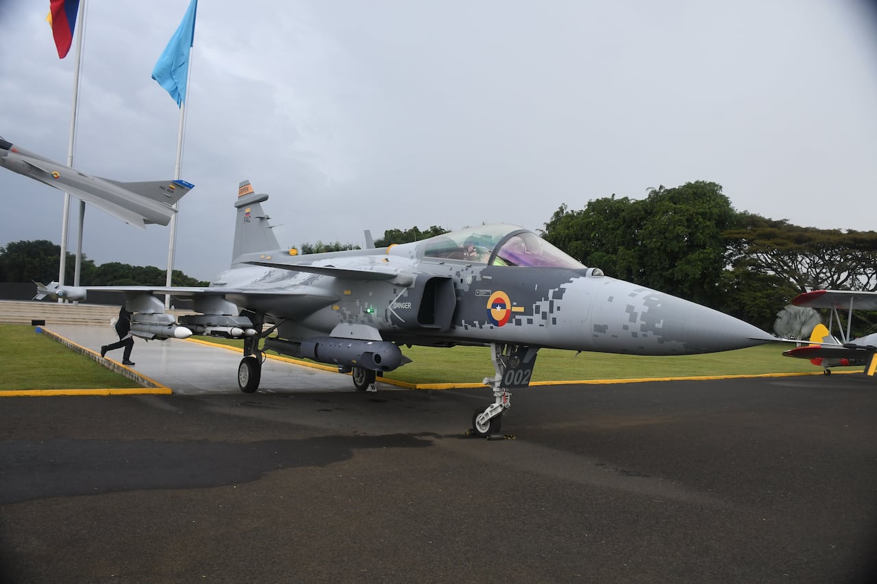 Fuerza Area 106 años, Gustavo Petro firma compra nuevos aviones Gripen. suecos.