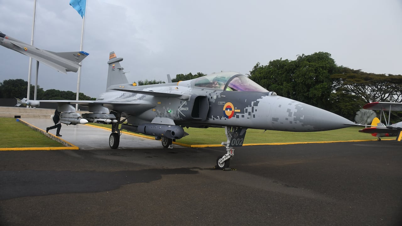 Fuerza Area 106 años, Gustavo Petro firma compra nuevos aviones Gripen. suecos.