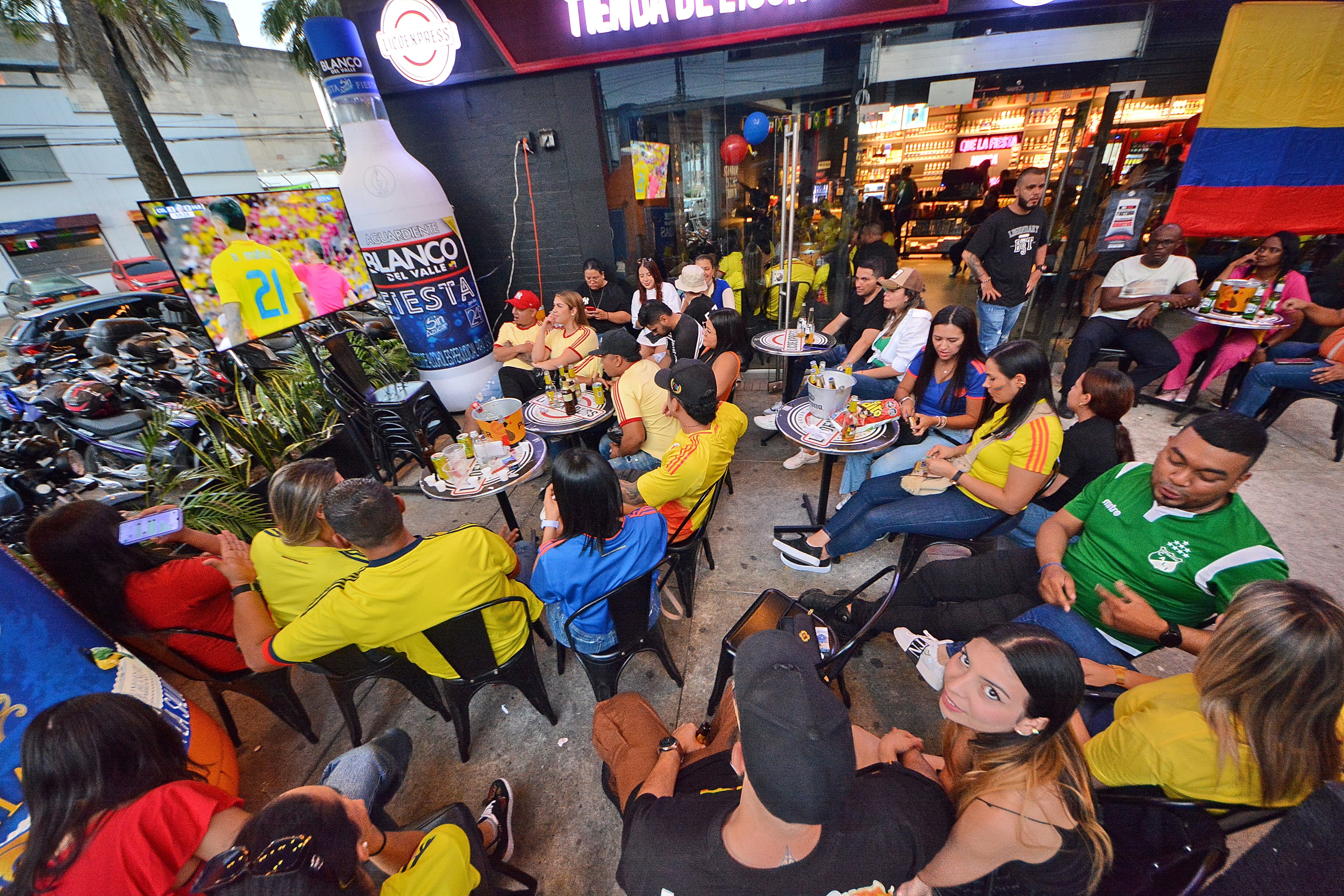 Hinchas celebran en Cali, la goleada que la selección Colombia le pegó a Panamá, clasificando a Semifinales e ilusionando con ganar la Copa América 2024