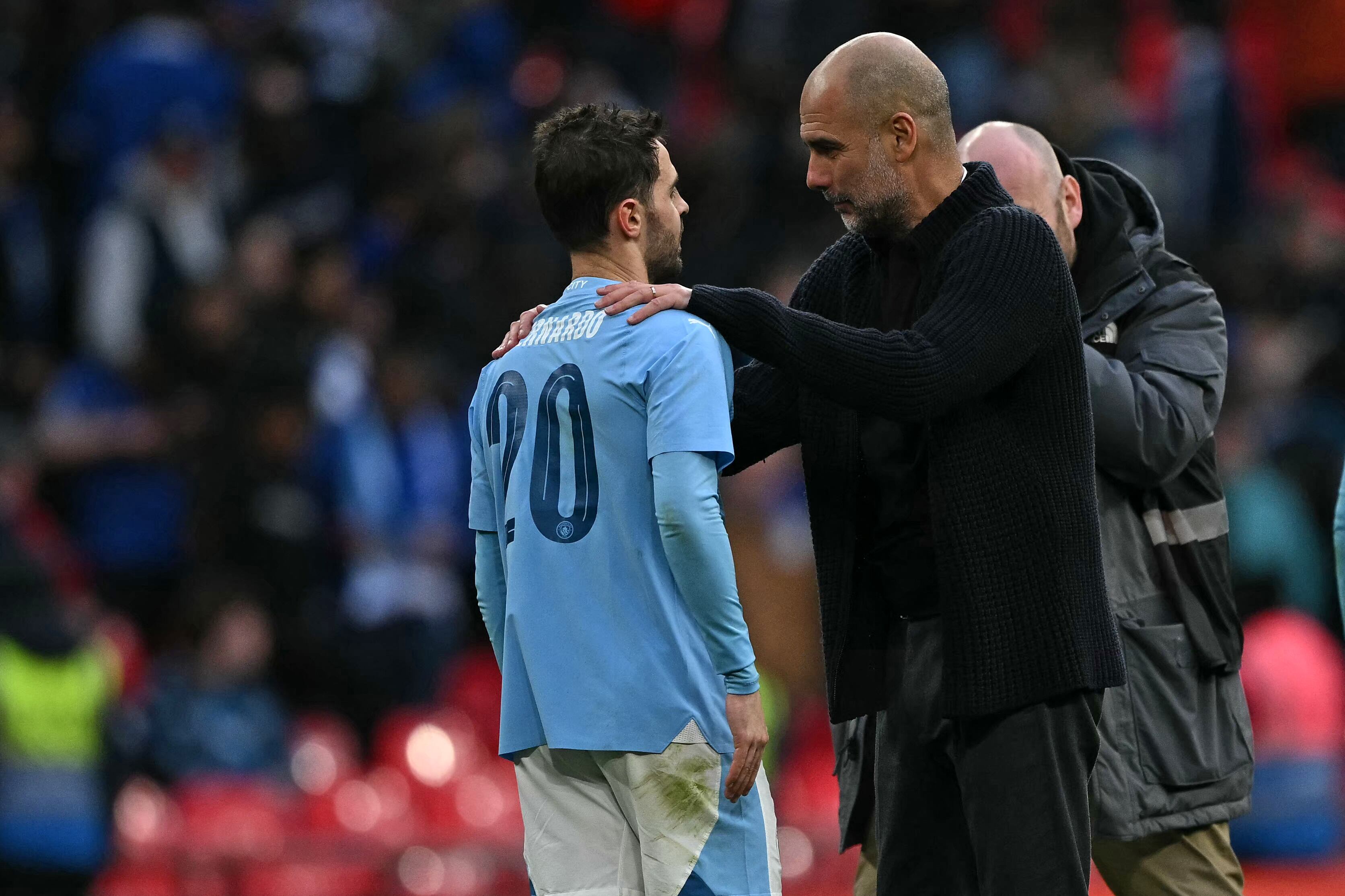 El entrenador español del Manchester City, Pep Guardiola (R), habla con el goleador del centrocampista portugués del Manchester City #20 Bernardo Silva (L) en el campo después del partido de fútbol semifinal de la Copa FA inglesa entre Manchester City y Chelsea en el estadio de Wembley, en el noroeste de Londres. el 20 de abril de 2024. El Manchester City ganó el partido 1-0. Ben Stansall/AFP