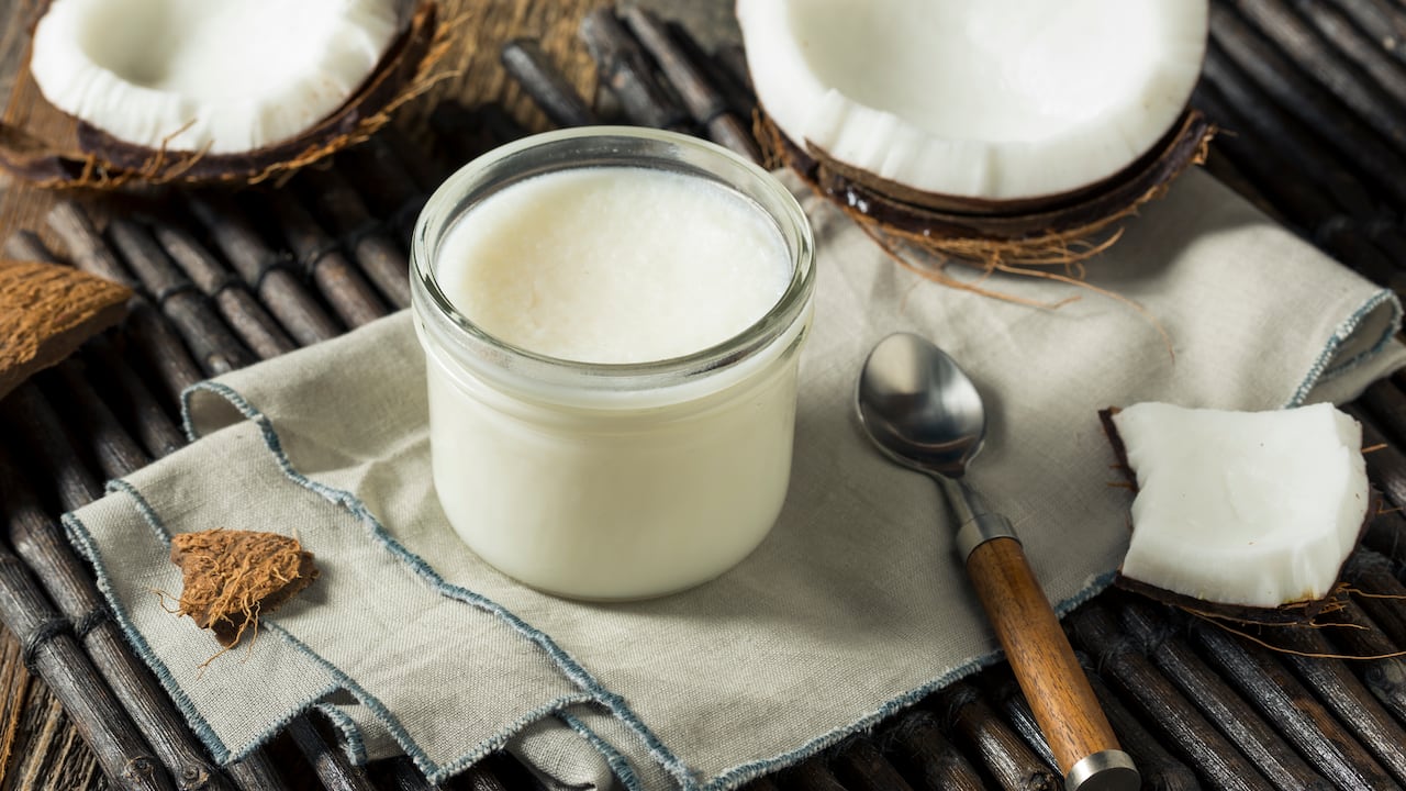 El aceite de coco contiene un antifúngico que mata las células de la levadura cándida al interferir en sus paredes celulares.