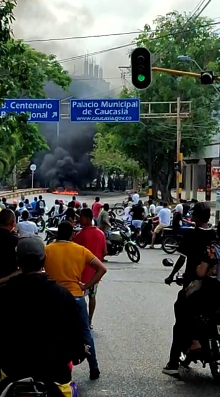 En Caucasia la sede de la Alcaldía de fue destruida parcialmente