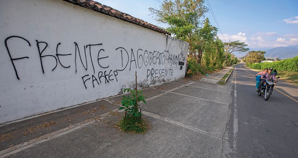    Las normas impuestas por las disidencias obligan a la ciudadanía a transitar sin cascos en las motos y con los vidrios abajo en carros. Hay toques de queda en las noches. 