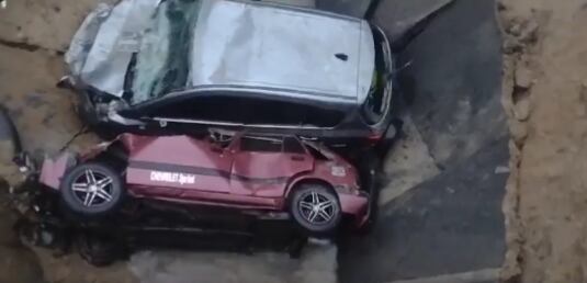 Así quedaron los carros que cayeron al socavón.