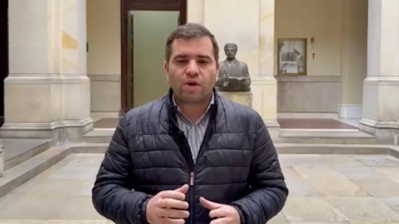 El senador Enrique Cabrales, luego de la aprobación del Presupuesto 2026 en primer debate en el Congreso de la República.