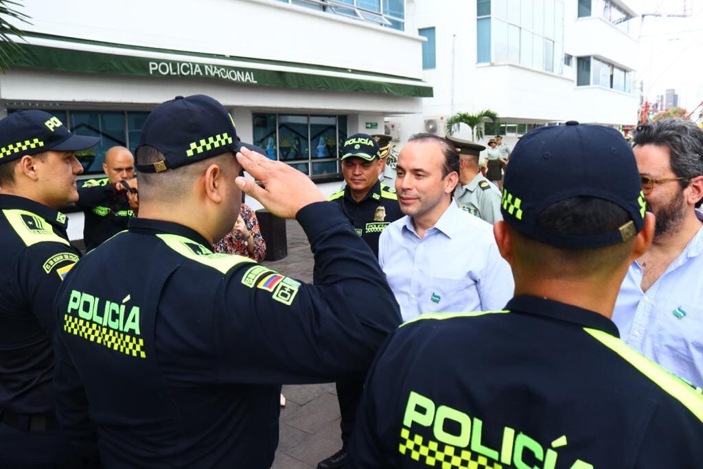 El alcalde hizo un recorrido por el comando de la Policía Metropolitana en compañía del Secretario de Seguridad.